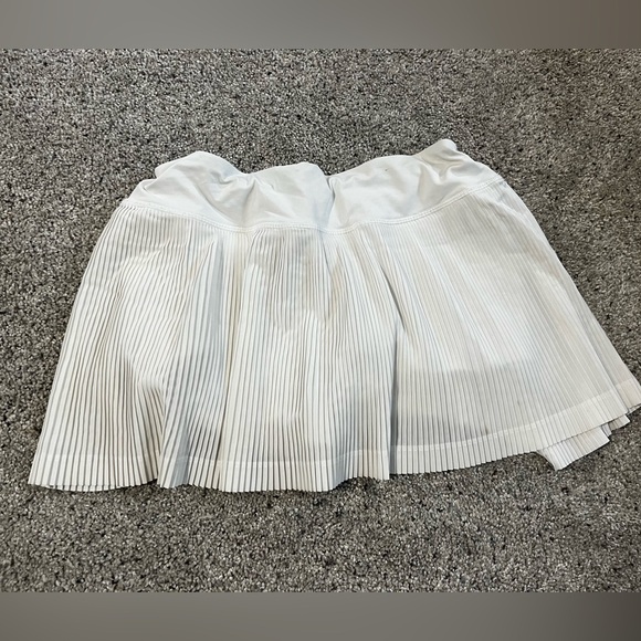 Lululemon White Golf Skirt size 6, with shorts and pockets. - Picture 9 of 10